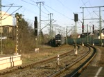 Zwei Lokmotiven der BR 185 in Lehrte mit Gterzug im Mrz 2012.